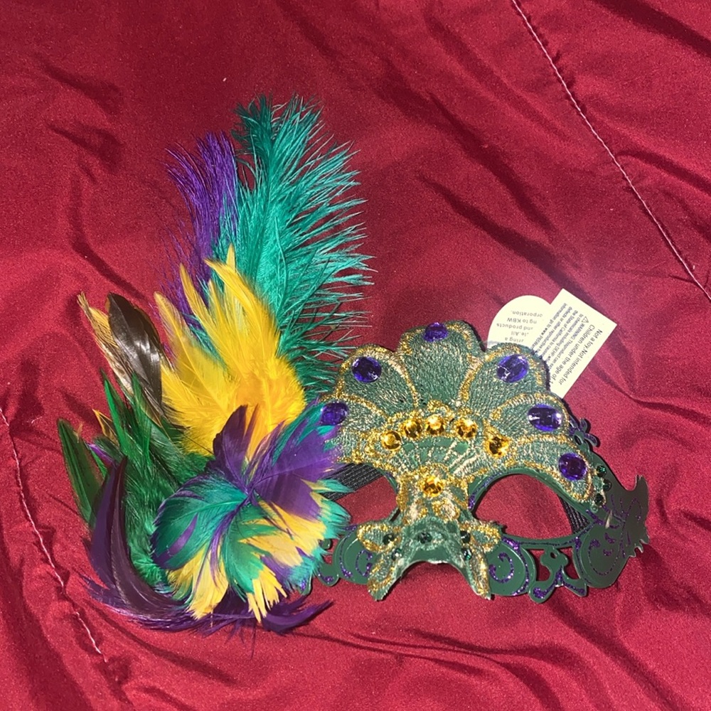 Mardi Gras Mask! Traditional green, gold, and purple mask! - Picture 4 of 5
